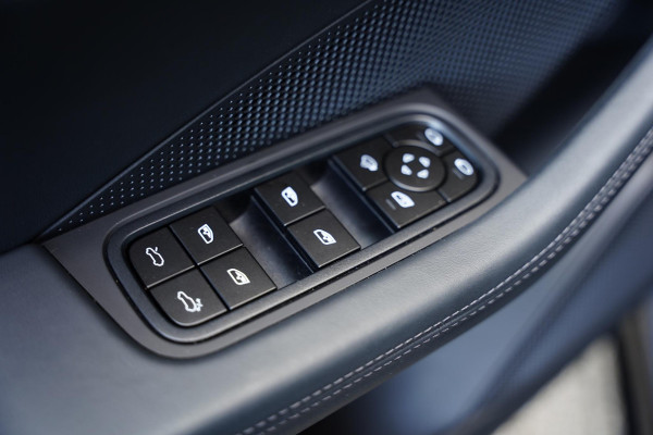 Porsche Macan Turbo 100 kWh / Passenger Display / Panoramadak / 2 D.Km