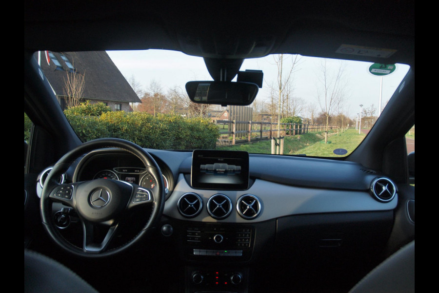 Mercedes-Benz B-Klasse 180 Ambition LED | Automaat | Sports Tourer | Night-pakket | Zwarte hemel bekleding