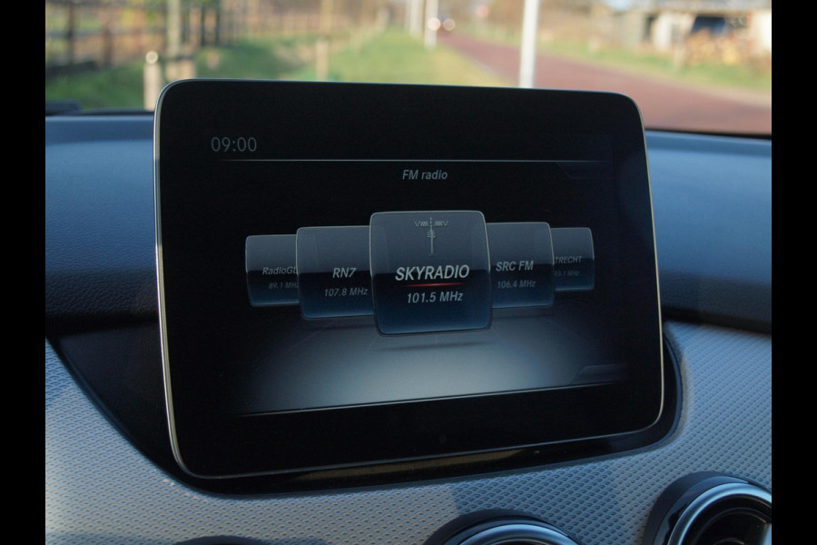 Mercedes-Benz B-Klasse 180 Ambition LED | Automaat | Sports Tourer | Night-pakket | Zwarte hemel bekleding