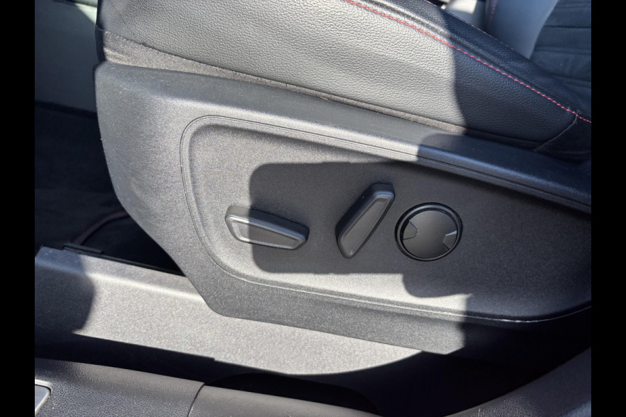 Ford Kuga 2.5 PHEV ST-Line X 225pk | Panoramadak | Winter Pack | Adaptive cruise control | Dodehoeksensoren | 19 inch | Rode remklauwen