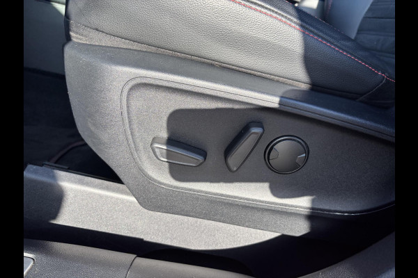 Ford Kuga 2.5 PHEV ST-Line X 225pk | Panoramadak | Winter Pack | Adaptive cruise control | Dodehoeksensoren | 19 inch | Rode remklauwen