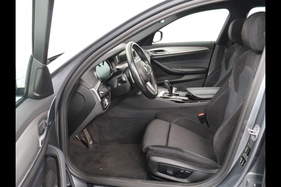 BMW 5 Serie 520i M Sport | Alcantara | Sfeerverlichting | Trekhaak | Navigatie Professional | Full LED | Sportstoelen | Parkeerhulp | Cruise control | Keyless start | Climate control | Bluetooth