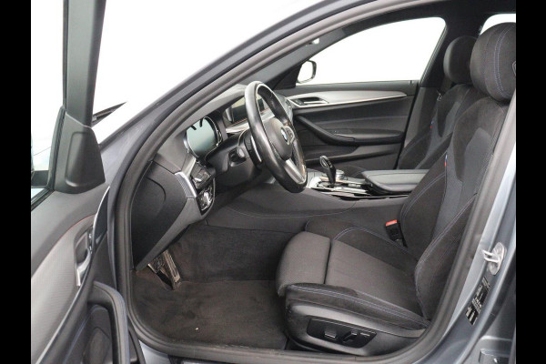 BMW 5 Serie 520i M Sport | Alcantara | Sfeerverlichting | Trekhaak | Navigatie Professional | Full LED | Sportstoelen | Parkeerhulp | Cruise control | Keyless start | Climate control | Bluetooth