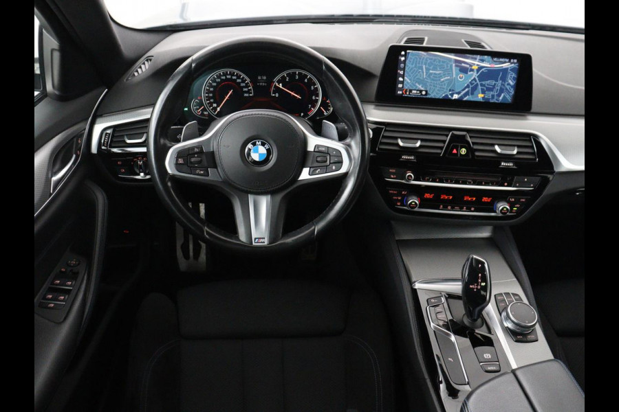BMW 5 Serie 520i M Sport | Alcantara | Sfeerverlichting | Trekhaak | Navigatie Professional | Full LED | Sportstoelen | Parkeerhulp | Cruise control | Keyless start | Climate control | Bluetooth