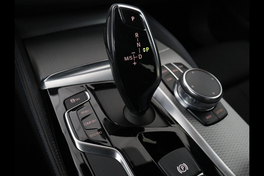 BMW 5 Serie 520i M Sport | Alcantara | Sfeerverlichting | Trekhaak | Navigatie Professional | Full LED | Sportstoelen | Parkeerhulp | Cruise control | Keyless start | Climate control | Bluetooth
