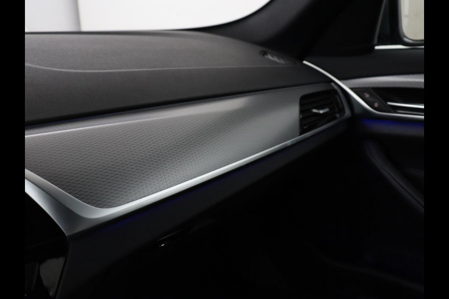 BMW 5 Serie 520i M Sport | Alcantara | Sfeerverlichting | Trekhaak | Navigatie Professional | Full LED | Sportstoelen | Parkeerhulp | Cruise control | Keyless start | Climate control | Bluetooth