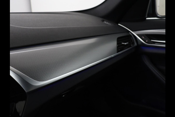 BMW 5 Serie 520i M Sport | Alcantara | Sfeerverlichting | Trekhaak | Navigatie Professional | Full LED | Sportstoelen | Parkeerhulp | Cruise control | Keyless start | Climate control | Bluetooth
