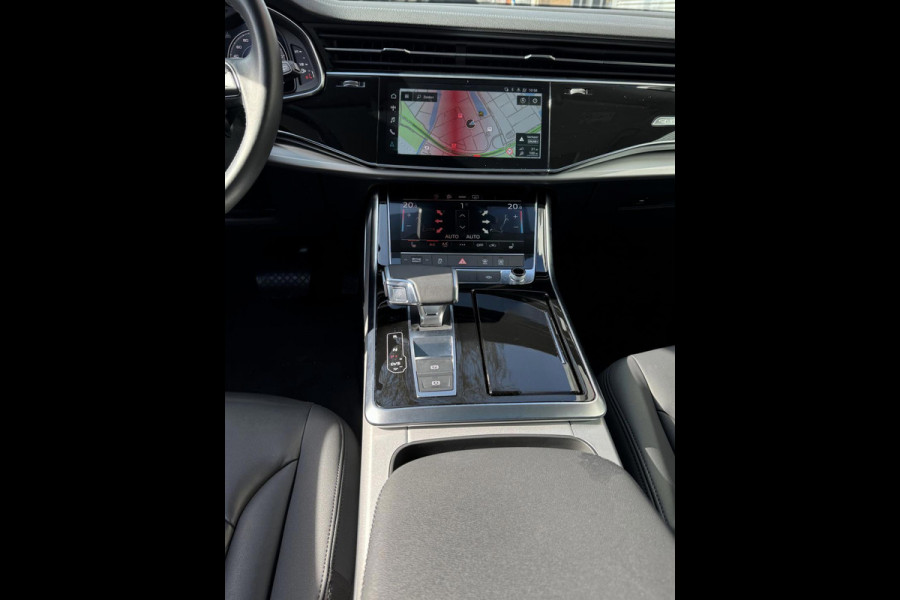 Audi Q8 3.0 -V6 24V 55 TFSi Quattro - Panorama dak I Airco I Leer I 23 inch velgen I PDC I Led i 24.000 KM