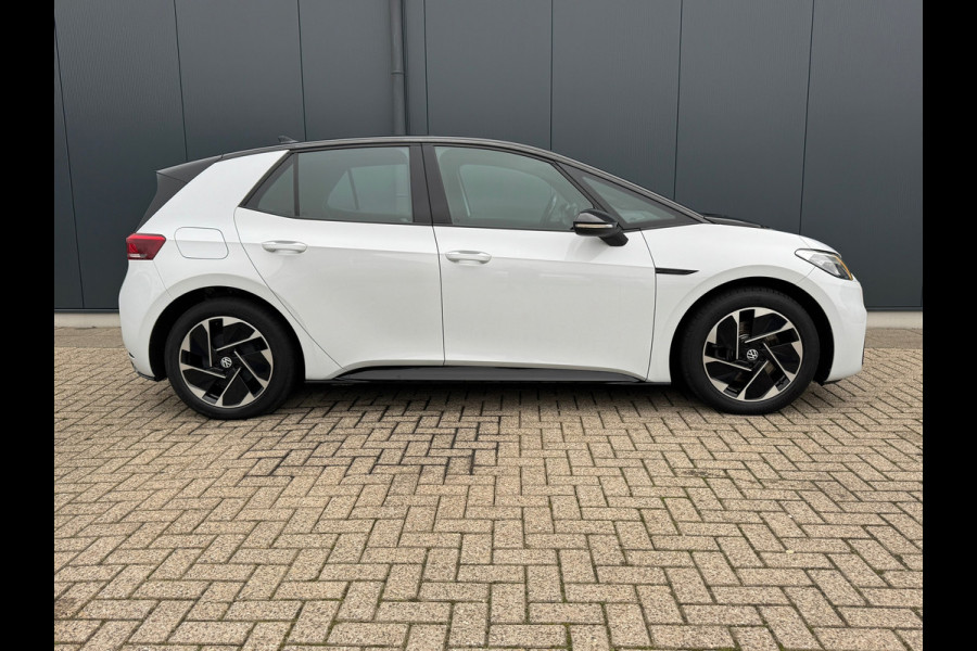 Volkswagen ID.3 First Black Edition 58 kWh * SoH 89% * Steunhaak * Navigatie * Parkeersensoren * Adaptieve Cruise *