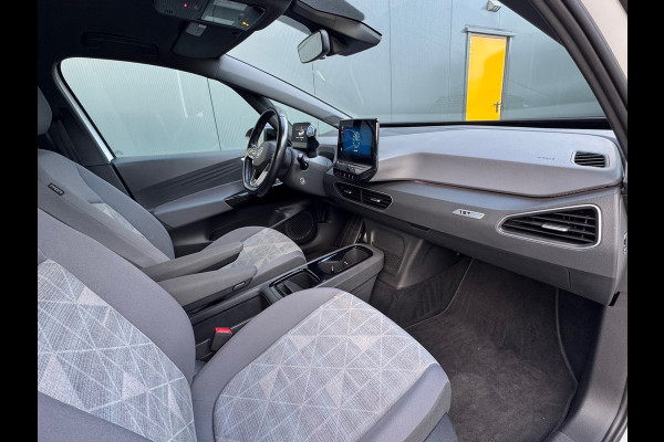 Volkswagen ID.3 First Black Edition 58 kWh * SoH 89% * Steunhaak * Navigatie * Parkeersensoren * Adaptieve Cruise *