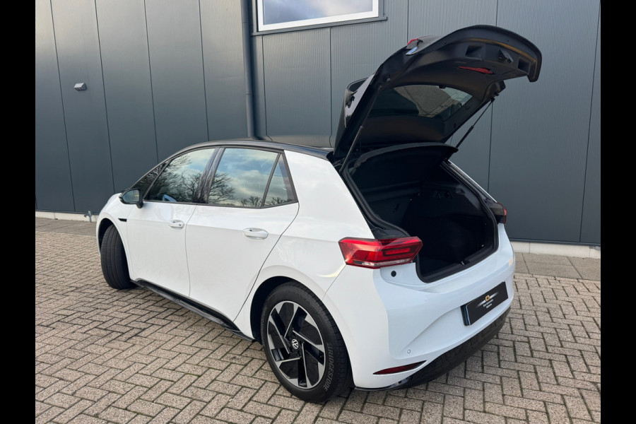 Volkswagen ID.3 First Black Edition 58 kWh * SoH 89% * Steunhaak * Navigatie * Parkeersensoren * Adaptieve Cruise *