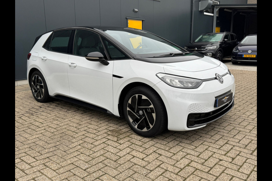Volkswagen ID.3 First Black Edition 58 kWh * SoH 89% * Steunhaak * Navigatie * Parkeersensoren * Adaptieve Cruise *