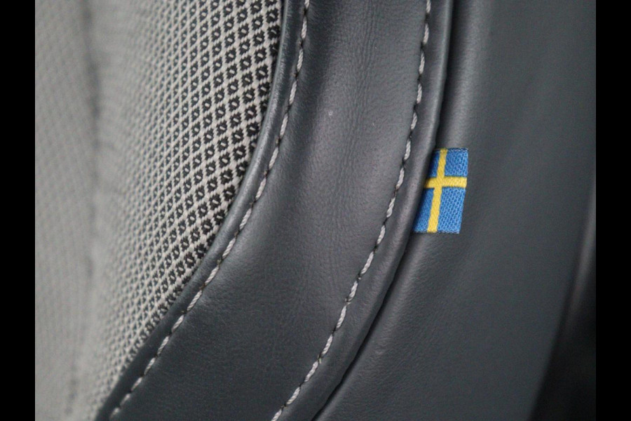 Volvo V60 2.0 B4 R-Design | Stoelverwarming | Adaptive cruise | Carplay | Camera | Keyless | Navigatie | Half leder | Full LED | Parkeerhulp | Climate control