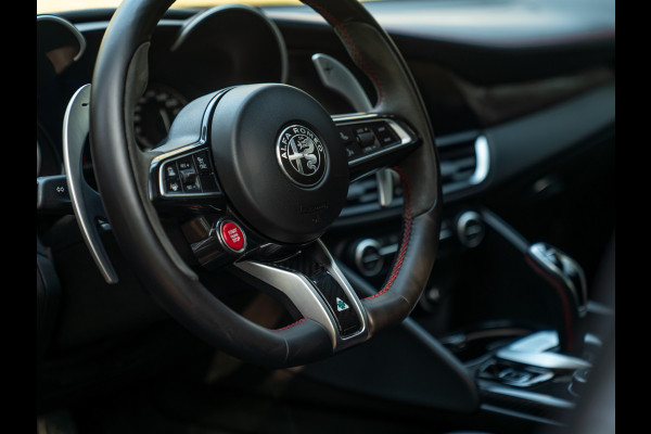 Alfa Romeo Giulia 2.9 V6 Quadrifoglio | Carbon stoelen | Akrapovic | Harman/Kardon