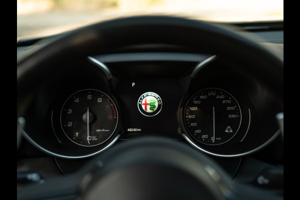 Alfa Romeo Giulia 2.9 V6 Quadrifoglio | Carbon stoelen | Akrapovic | Harman/Kardon