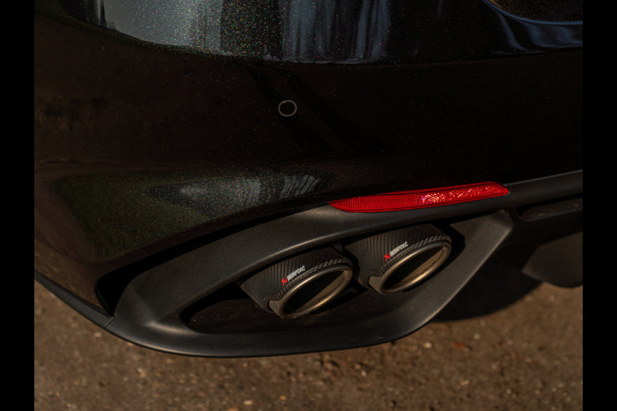 Alfa Romeo Giulia 2.9 V6 Quadrifoglio | Carbon stoelen | Akrapovic | Harman/Kardon