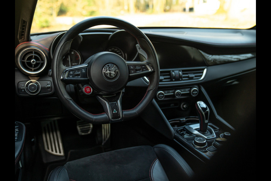 Alfa Romeo Giulia 2.9 V6 Quadrifoglio | Carbon stoelen | Akrapovic | Harman/Kardon