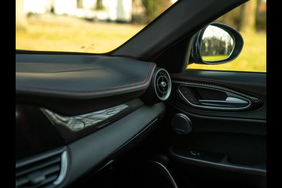 Alfa Romeo Giulia 2.9 V6 Quadrifoglio | Carbon stoelen | Akrapovic | Harman/Kardon