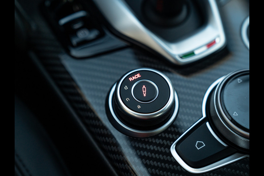 Alfa Romeo Giulia 2.9 V6 Quadrifoglio | Carbon stoelen | Akrapovic | Harman/Kardon