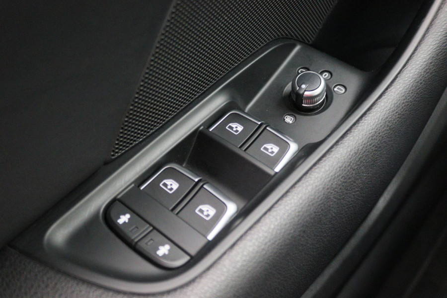 Audi A3 Sportback 35 TFSI CoD Advance Sport S Line Virtual Cockpit, Apple Carplay, LED, Stoelverwarming, Trekhaak, 18"