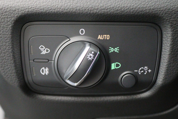 Audi A3 Sportback 35 TFSI CoD Advance Sport S Line Virtual Cockpit, Apple Carplay, LED, Stoelverwarming, Trekhaak, 18"