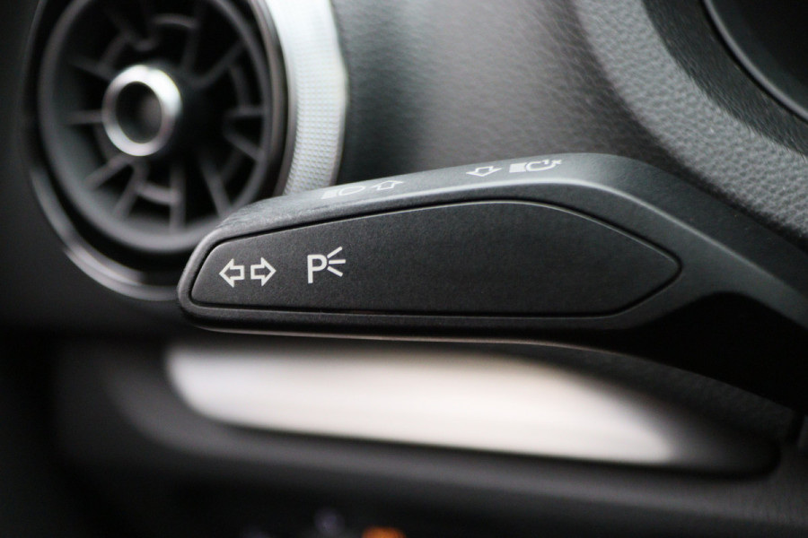 Audi A3 Sportback 35 TFSI CoD Advance Sport S Line Virtual Cockpit, Apple Carplay, LED, Stoelverwarming, Trekhaak, 18"