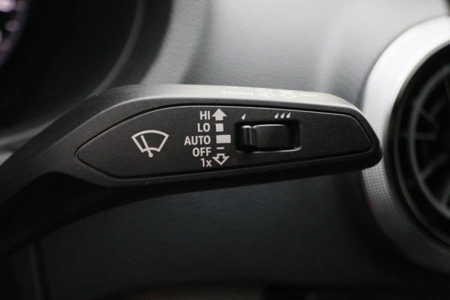 Audi A3 Sportback 35 TFSI CoD Advance Sport S Line Virtual Cockpit, Apple Carplay, LED, Stoelverwarming, Trekhaak, 18"