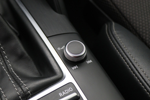 Audi A3 Sportback 35 TFSI CoD Advance Sport S Line Virtual Cockpit, Apple Carplay, LED, Stoelverwarming, Trekhaak, 18"