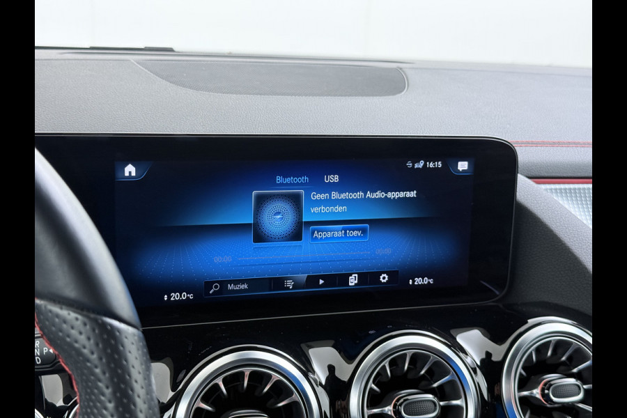 Mercedes-Benz EQA 250 AMG Line SOH 98% Navi Camera Ecc Pdc Stoelverwarming Cruise Control DAB Bluetooth Elek.Achterklep Led Lmv 18" Privacy Glas Ambience-verlichting Licht en zichtpakket 1e Eigenaar Volledig Dealeronderhouden Origineel Nederlandse Auto € 61.000 nieuw