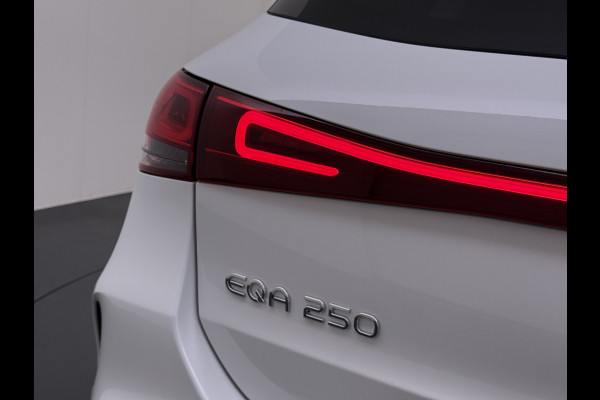 Mercedes-Benz EQA 250 AMG Line SOH 98% Navi Camera Ecc Pdc Stoelverwarming Cruise Control DAB Bluetooth Elek.Achterklep Led Lmv 18" Privacy Glas Ambience-verlichting Licht en zichtpakket 1e Eigenaar Volledig Dealeronderhouden Origineel Nederlandse Auto € 61.000 nieuw