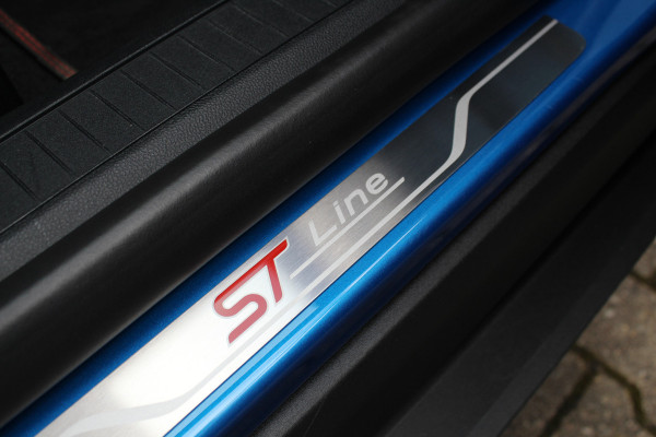 Ford Kuga 2.5-243pk PHEV ST-Line X. 2100kg trekgewicht ! Nieuw Model ! Van €. 54.937,- voor €. 42.750,- ! Trekgewicht van 2.100kg ! Elektr. verstelb. AGR stoelen voor, Stoel-, stuur-, voorraam- en achterbank verwarming, Elektr. panorama/schuif-kanteldak , Trekhaak wegklapbaar,