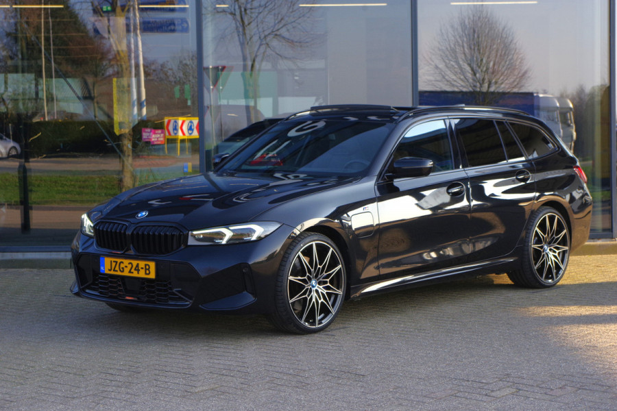 BMW 3 Serie Touring 330e 293 PK xDrive M-Sport Pro PHEV, Panoramadak, Kuipstoelen, Head-Up, Memory, Adap. Cruise Control