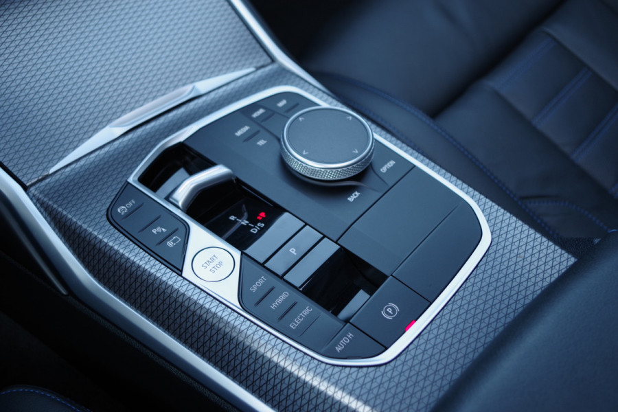 BMW 3 Serie Touring 330e 293 PK xDrive M-Sport Pro PHEV, Panoramadak, Kuipstoelen, Head-Up, Memory, Adap. Cruise Control