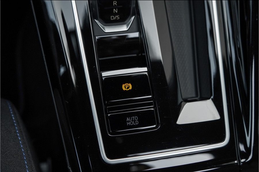 Volkswagen Golf 1.5 eHybrid GTE Pano Matrix ACC HUD Trekhaak Sfeerverlichting