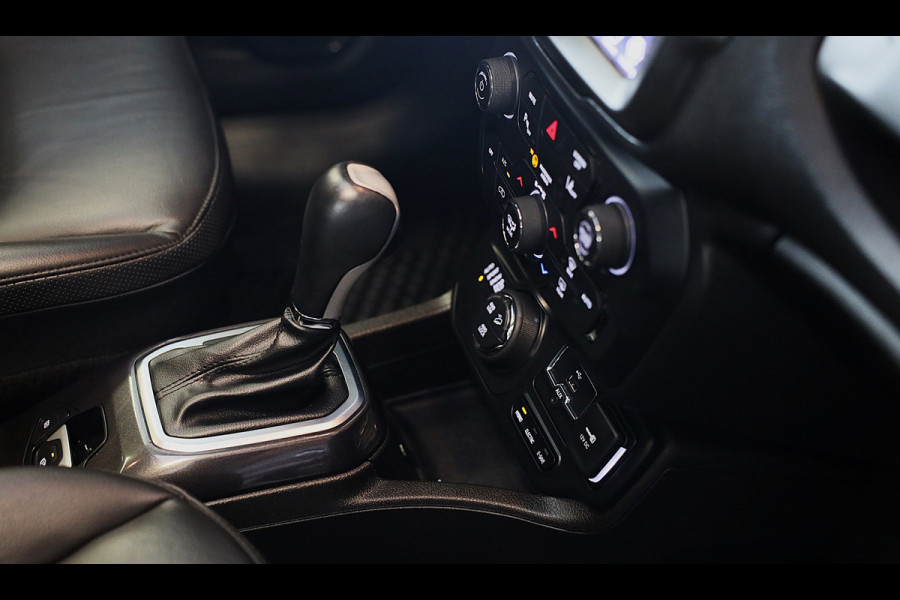 Jeep Renegade 4xe 240 Plug-in Hybrid Electric S / Aut / Navi / Cruise / Camera / Leder / Open Panoramadak / Led / Pdc / 19 Inch