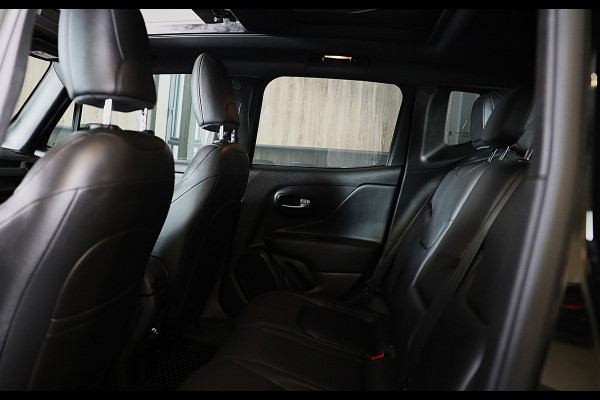 Jeep Renegade 4xe 240 Plug-in Hybrid Electric S / Aut / Navi / Cruise / Camera / Leder / Open Panoramadak / Led / Pdc / 19 Inch
