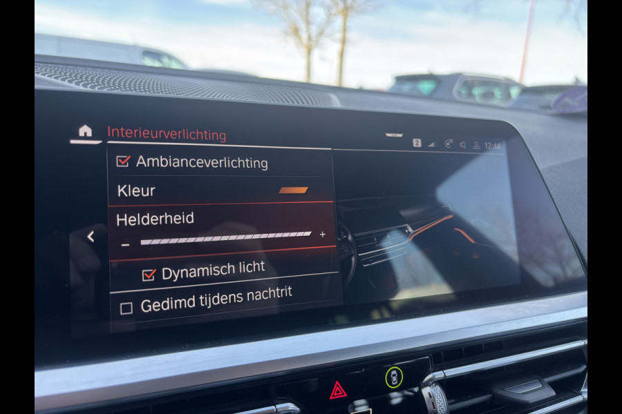 BMW 3 Serie Touring 318i Business Edition | M Pakket | Sfeerverlichting | Apple Carplay | Parkeercamera