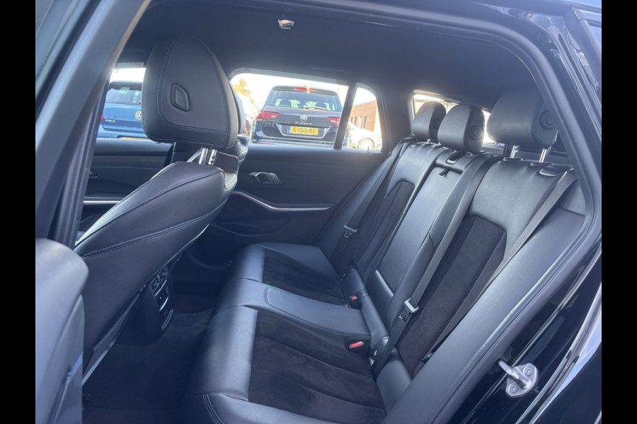 BMW 3 Serie Touring 318i Business Edition | M Pakket | Sfeerverlichting | Apple Carplay | Parkeercamera