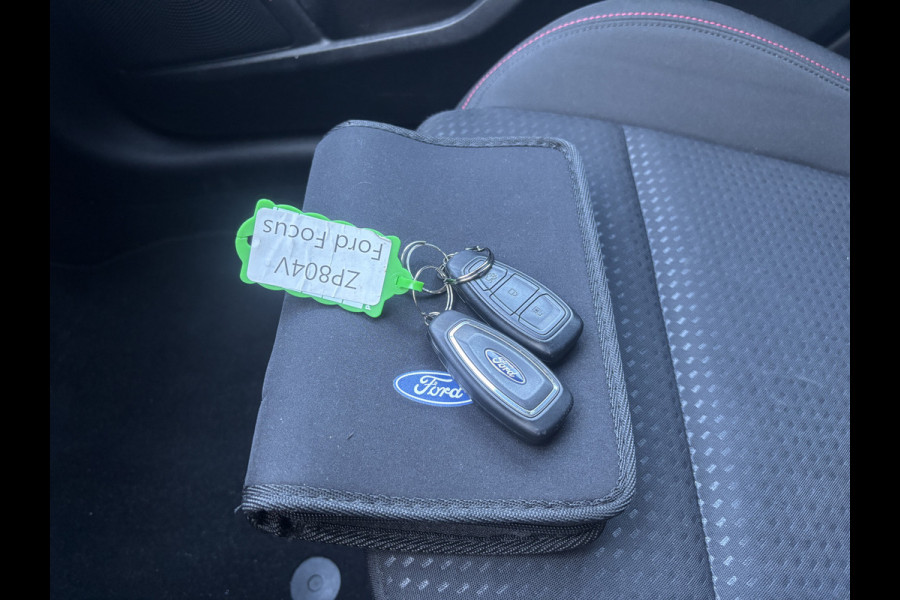 Ford FOCUS Wagon 1.0 EcoBoost ST Line Business | Trekhaak | Stuurverwarming | Stoelverwarming | Navi