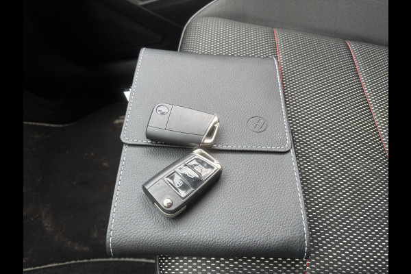 Volkswagen T-Roc 1.5 TSI Sport 2x R-Line | Parkeer Camera | Adaptieve Cruise | Navi