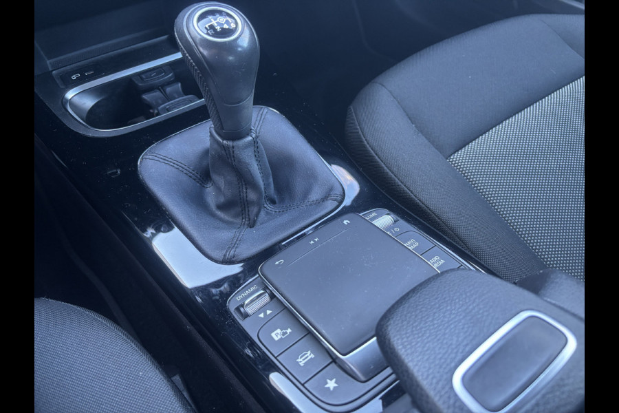 Mercedes-Benz A-Klasse 160 Business Solution | Mbux | Stoelverwarming | Parkeercamera | Lane Assist