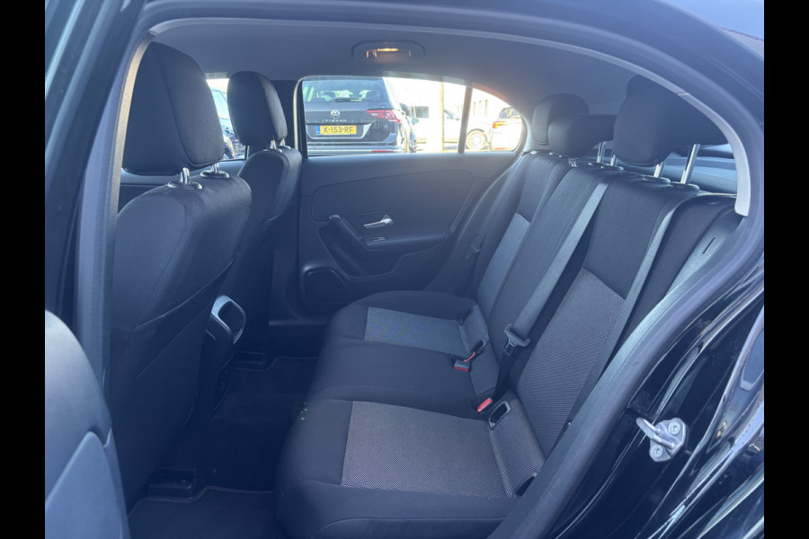 Mercedes-Benz A-Klasse 160 Business Solution | Mbux | Stoelverwarming | Parkeercamera | Lane Assist
