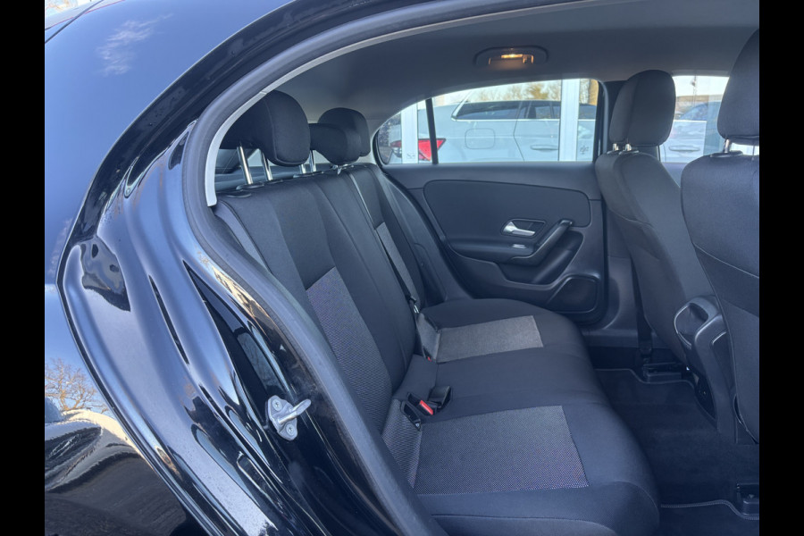 Mercedes-Benz A-Klasse 160 Business Solution | Mbux | Stoelverwarming | Parkeercamera | Lane Assist