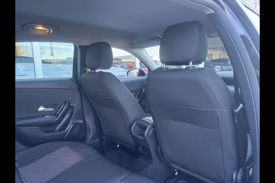 Mercedes-Benz A-Klasse 160 Business Solution | Mbux | Stoelverwarming | Parkeercamera | Lane Assist