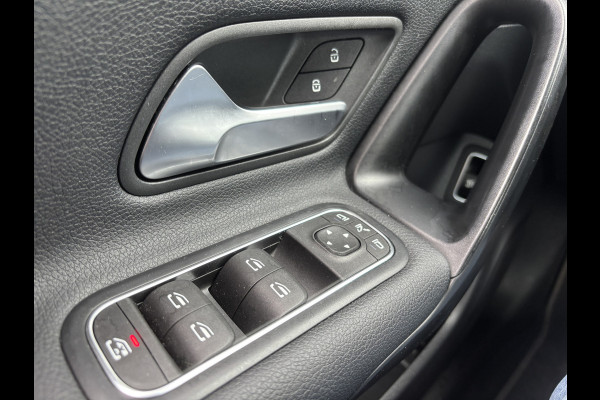 Mercedes-Benz CLA-Klasse Shooting Brake 180 Business Solution | Mbux | Stoelverwarming | Parkeer Camera | Elektrische Achterklep