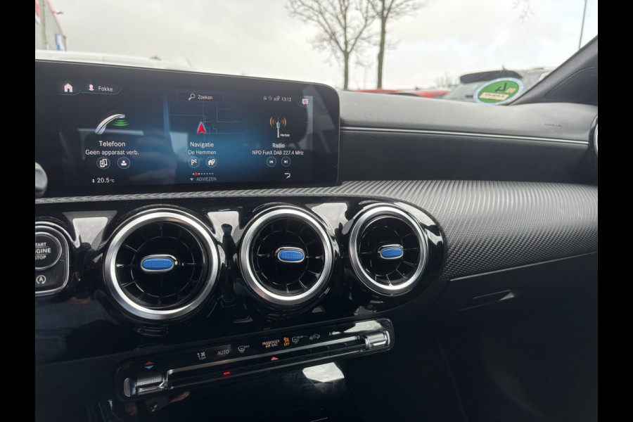 Mercedes-Benz CLA-Klasse Shooting Brake 180 Business Solution | Mbux | Stoelverwarming | Parkeer Camera | Elektrische Achterklep