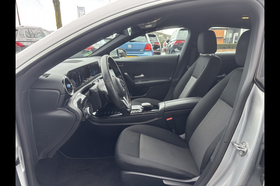 Mercedes-Benz CLA-Klasse Shooting Brake 180 Business Solution | Mbux | Stoelverwarming | Parkeer Camera | Elektrische Achterklep