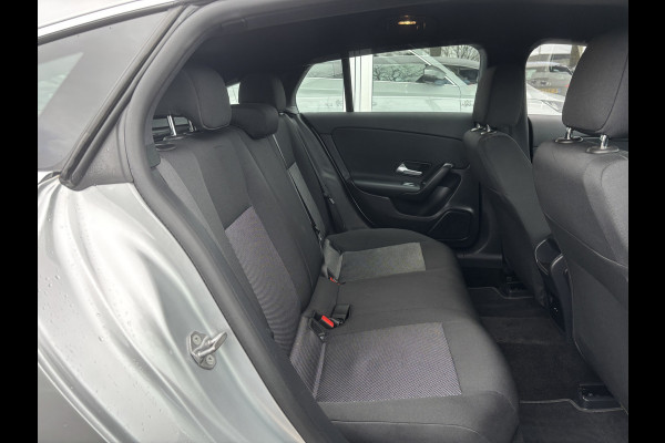 Mercedes-Benz CLA-Klasse Shooting Brake 180 Business Solution | Mbux | Stoelverwarming | Parkeer Camera | Elektrische Achterklep