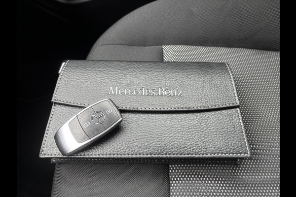 Mercedes-Benz CLA-Klasse Shooting Brake 180 Business Solution | Mbux | Stoelverwarming | Parkeer Camera | Elektrische Achterklep
