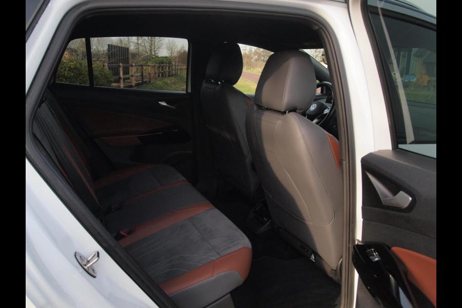 Volkswagen ID.4 First 77 kWh | SOH 90 % | Camera | Trekhaak | Sfeerverlichting | Apple Carplay |